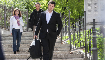 Насиров на прогулке во время суда с портфелем 