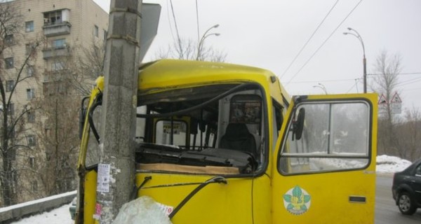 На Подольском спуске маршрутка врезалась в столб