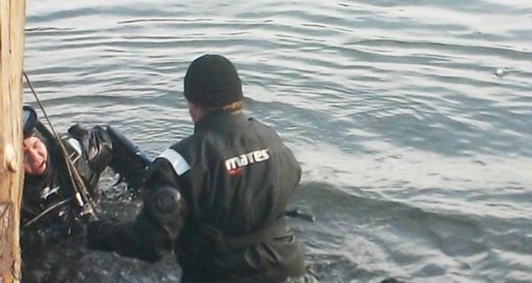 В Донбассе из замерзшего озера выловили мертвого мальчика и санки