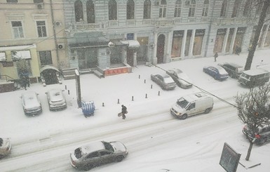 В Одессу из-за непогоды перестали пускать автобусы