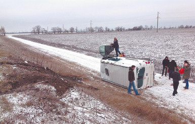 Под Донецком перевернулся автобус с группой 