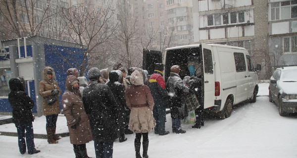 Из-за снегопада на одесских дорогах сплошной затор, а в магазины не довозят хлеб