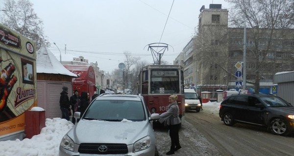 В Николаеве блондинка припарковала свой внедорожник посреди трамвайных путей