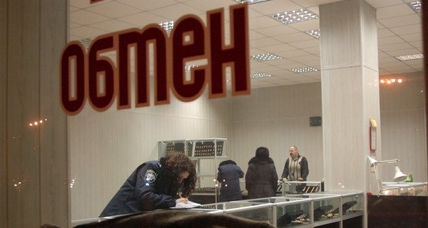 Двое с автоматом ограбили ювелирку в центре Донецка