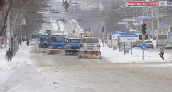 В снежном плену: На дорогах - заносы, в трампунктах - очереди