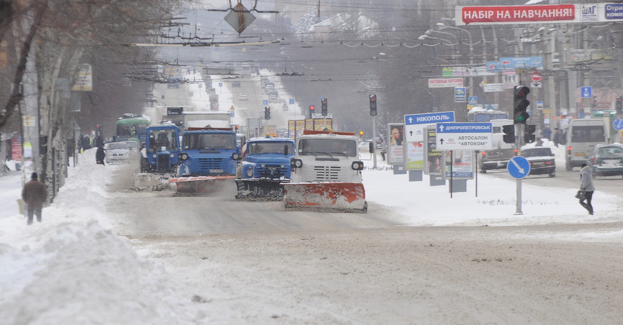 В снежном плену: На дорогах - заносы, в трампунктах - очереди