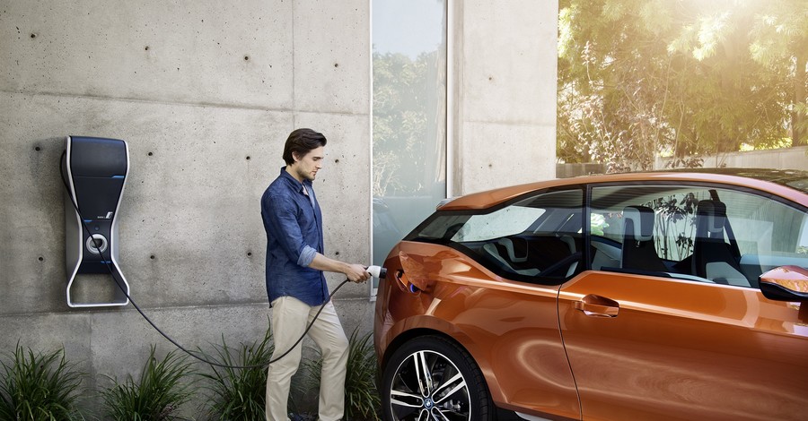 BMW проверят у покупателей электромобилей розетки