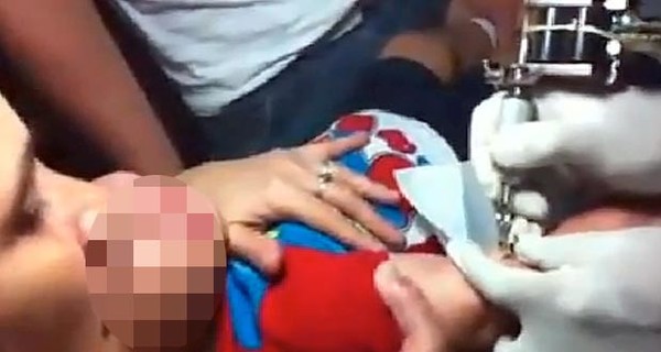Интернет взорвало шокирующее видео: мать делает татуировку малышу