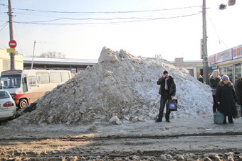 Неделя после стихии в Одессе: Снег вывозить не будут. Дорого