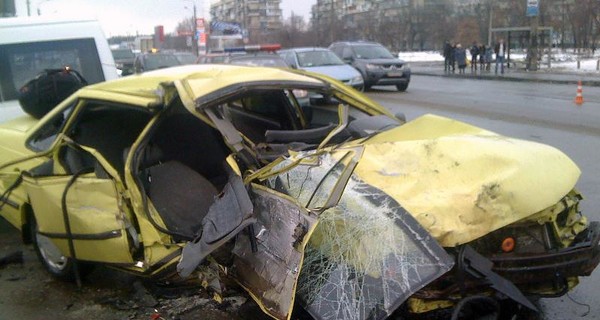 В Киеве трое парней погибли из-за скользкой дороги