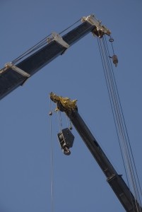 В центре Харькова упал подъемный кран