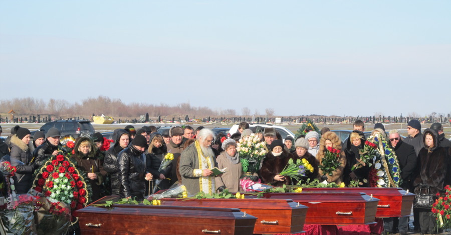 Судью Трофимова и его семью похоронили в закрытых гробах 