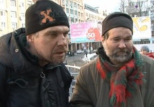 В столичный супермаркет во время рейда Азарова не пустили двух бездомных