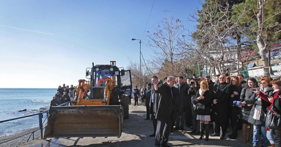 Крымский премьер на тракторе сносил заборы с ялтинских пляжей