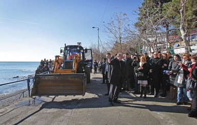 Крымский премьер на тракторе сносил заборы с ялтинских пляжей