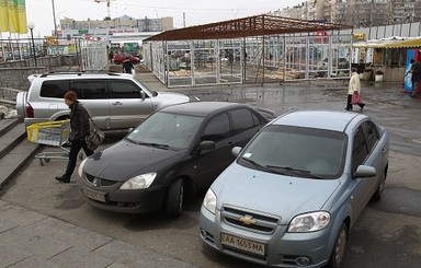 Парковку на Оболони захватили торговцы