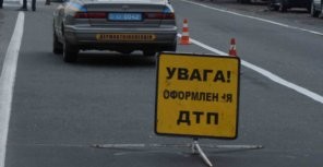 Шокирующее видео: в Донецке парень обогнал ГАИшников и влетел в фуру