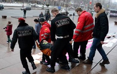 Из Киевской администрации охранника вынесли на носилках 