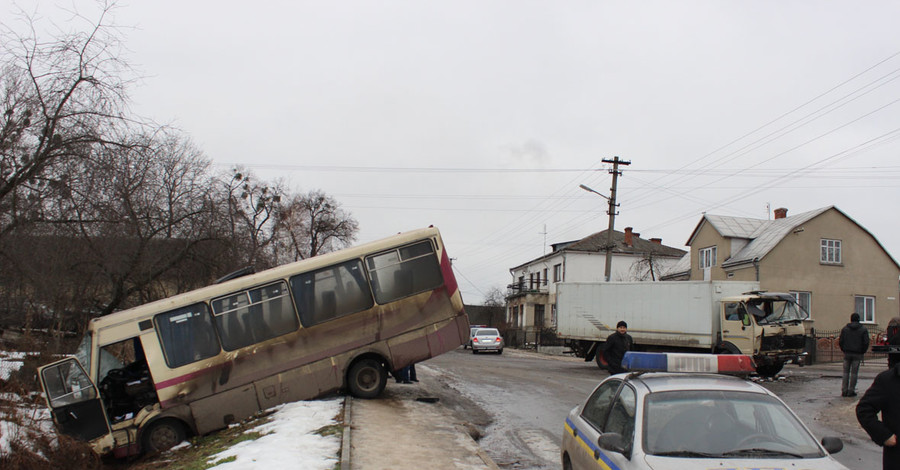 Очередное ДТП с транспортом: В Каменка-Бугской автобус с пассажирами съехал в кювет