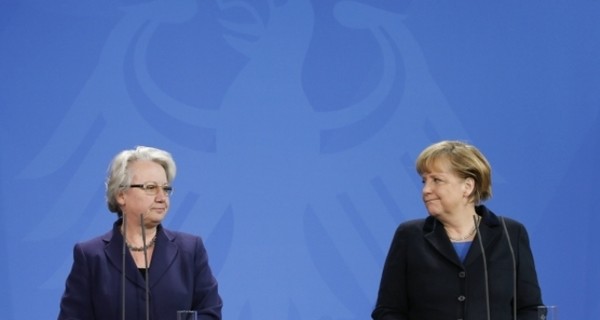 Уличенная в плагиате министр образования Германии подала в отставку