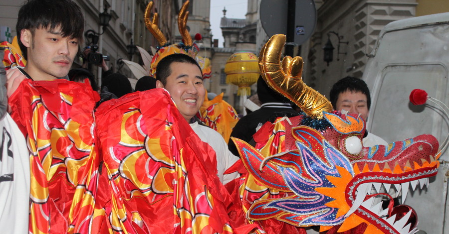 По Львову разгуливают панды и драконы