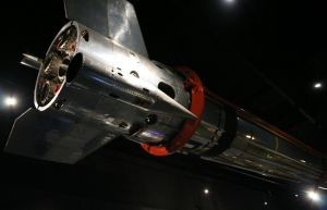 Российские космонавты попросили привезти им колбаски с сыром и чесноком