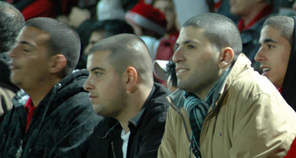 На футбольном матче в Иерусалиме полиция охраняет фанатов друг от друга