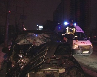 В Киеве влюбленная пара разбилась на машине после прыжка через балку