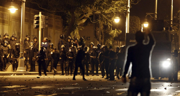 В Каире протестующие заблокировали движение поездов в метро