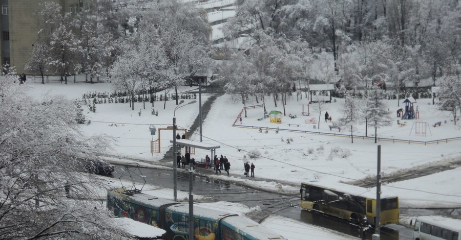 Из-за снега трамваи сходят с рельс 