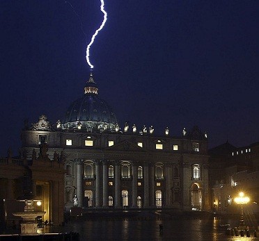После отречения Папы Римского в Собор Святого Петра ударила молния