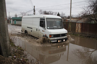 Потоп под Одессой: чтобы отвести стоки от домов, жители Большевика сооружают дамбы из мусора