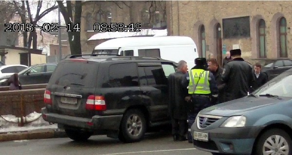 Омельченко на джипе протаранил забор в центре Киева 