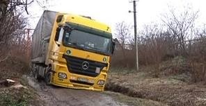 В Днепропетровске австрийская фура на двое суток застряла в яме 