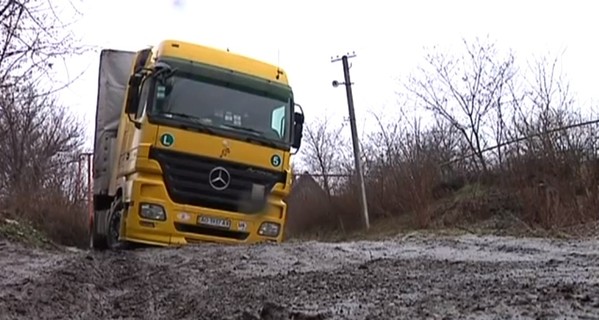 Фура дальнобойщика застряла в яме в Днепропетровске на два дня