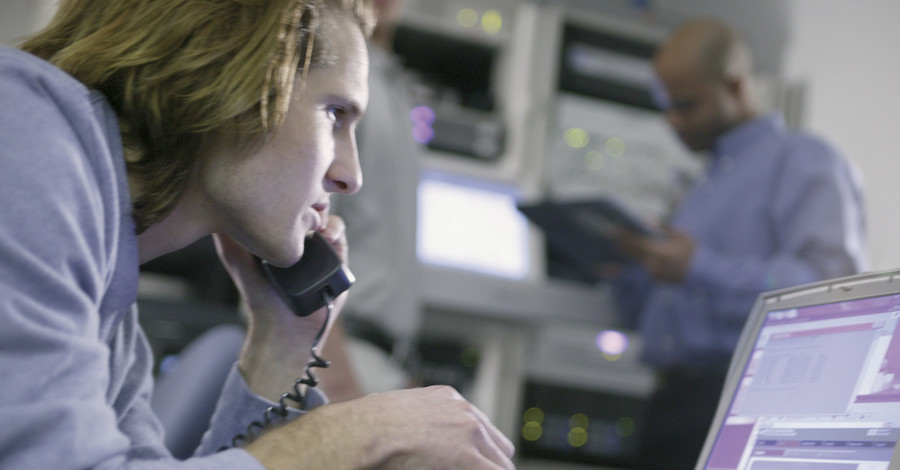 Азаров пообещал айтишникам легальную и денежную работу 