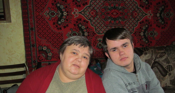 Отца-тирана лишили родительских прав, но он продолжает мучить семью 