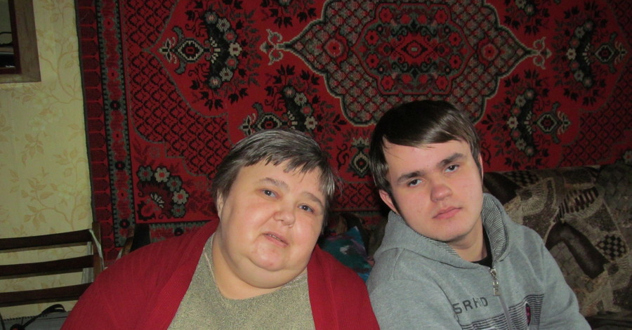 Отца-тирана лишили родительских прав, но он продолжает мучить семью 