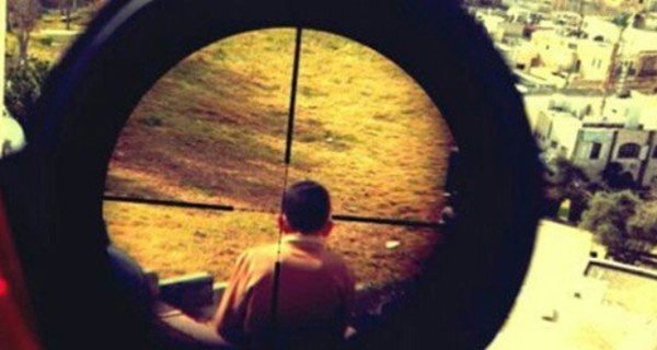 Израильский снайпер опубликовал в интернете фото ребенка с прицелом на затылке