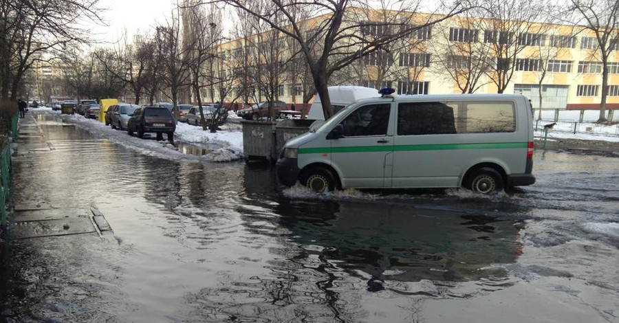 В Киеве на Оболони затопило улицу