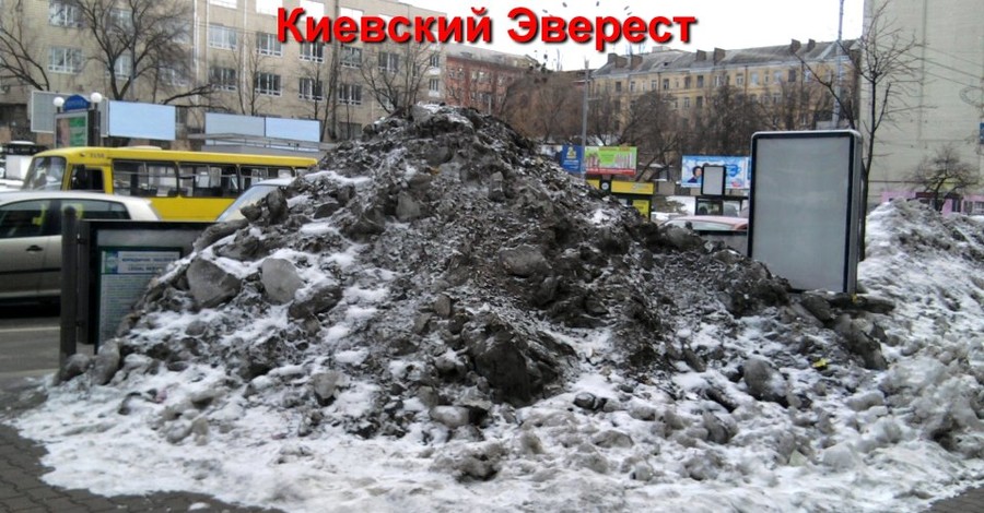 В Киеве возле пешеходных переходов - горы грязного снега