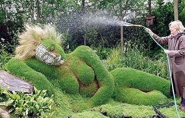 Киев наводнят зеленые скульптуры