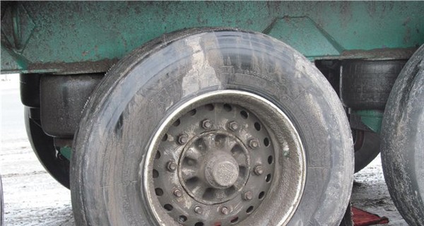 Ямы на трассе Одесса-Киев разрывают шины грузовиков на лоскуты 