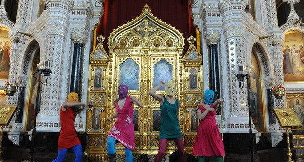 Ровно год назад участницы скандальной панк-группы Pussy Riot, надев шапки-балаклавы, устроили в храме Христа Спасителя 