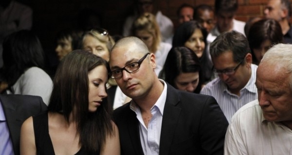 Брату паралимпийца Оскара Писториуса предъявили обвинение в убийстве