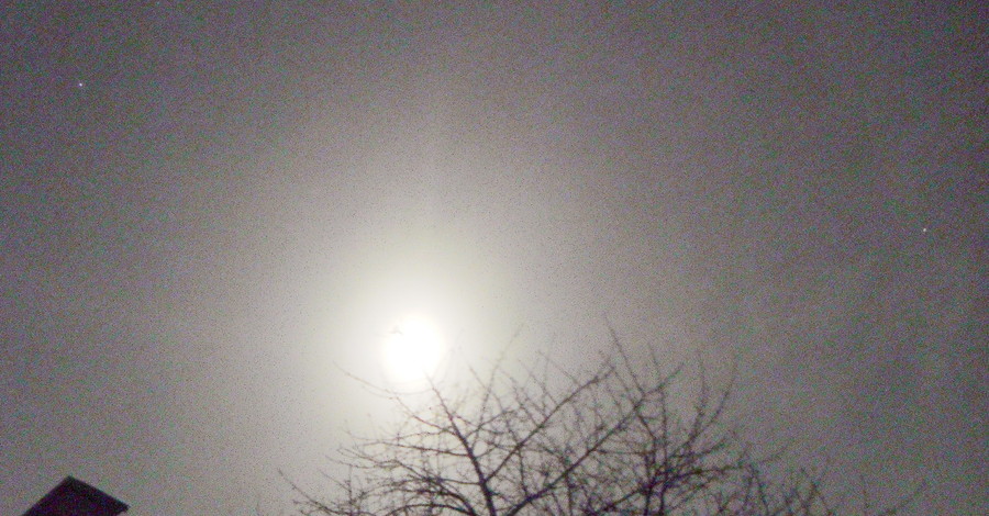 Защитников Отечества в Днепропетровске приветствовало… гало