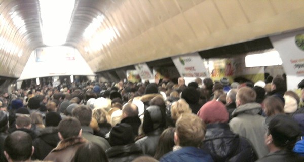 Давка в киевском метро: не протолкнуться