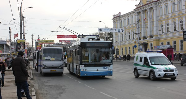 Новые правила продажи билетов в троллейбусах отменять не хотят  