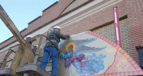 В Донецке на заводской проходной установили чудотворную икону Божьей материной ДМЗ установили икону Божьей матери