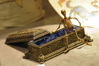 В Нью-Йорке продадут "золотой скелет" мастера, одурачившего Лувр